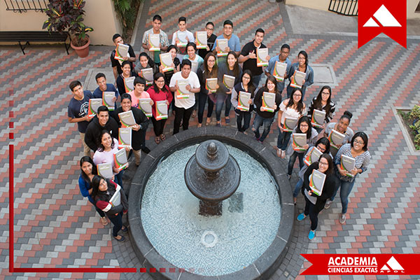 Alumnos en las escaleras de APOL